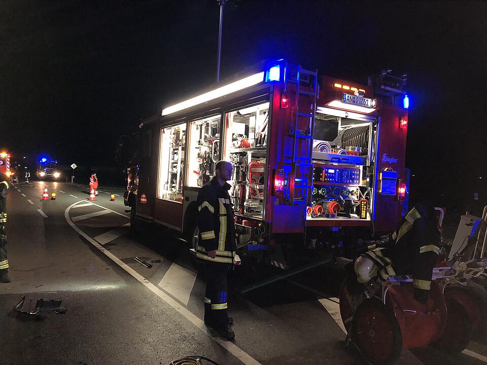 Tödlicher Unfall im Kreis Ansbach: Junge Autofahrerin prallt gegen Baum und stirbt - Auto geht in Flammen auf