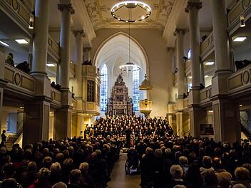 Großer Andrang in St. Moriz: Der Coburger Bachchor sang die Uraufführung des 130. Psalms in der Vertonung von Marcus M. Reißenberger.Foto: Jochen Berger