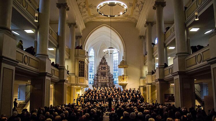 Großer Andrang in St. Moriz: Der Coburger Bachchor sang die Uraufführung des 130. Psalms in der Vertonung von Marcus M. Reißenberger.Foto: Jochen Berger