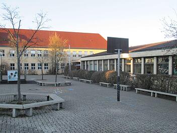 Die Grundschule Königsberg wird in den nächsten Jahren in einigen Bereichen saniert. Stadtarchitekt Jürgen Bergmann stellte das Ergebnis der Ausschreibungen für die Erneuerung vor.  Gerold Snater