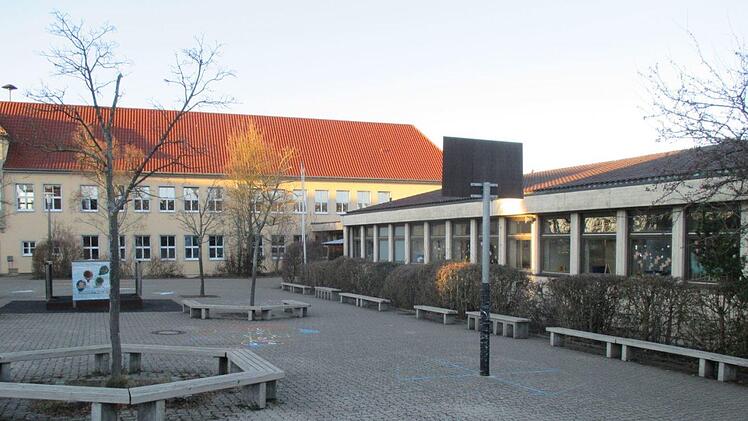 Die Grundschule Königsberg wird in den nächsten Jahren in einigen Bereichen saniert. Stadtarchitekt Jürgen Bergmann stellte das Ergebnis der Ausschreibungen für die Erneuerung vor.  Gerold Snater