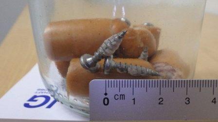 Diese Schrauben waren in den Wurstst&uuml;ckchen versteckt. Foto: Polizei Mittelfranken