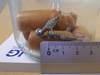 Diese Schrauben waren in den Wurstst&uuml;ckchen versteckt. Foto: Polizei Mittelfranken