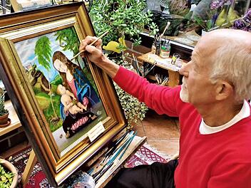 Der Stockheimer Harald Popig bei der Arbeit an Lucas Cranachs "Madonna unter Tannen" Foto: Gerd Fleischmann