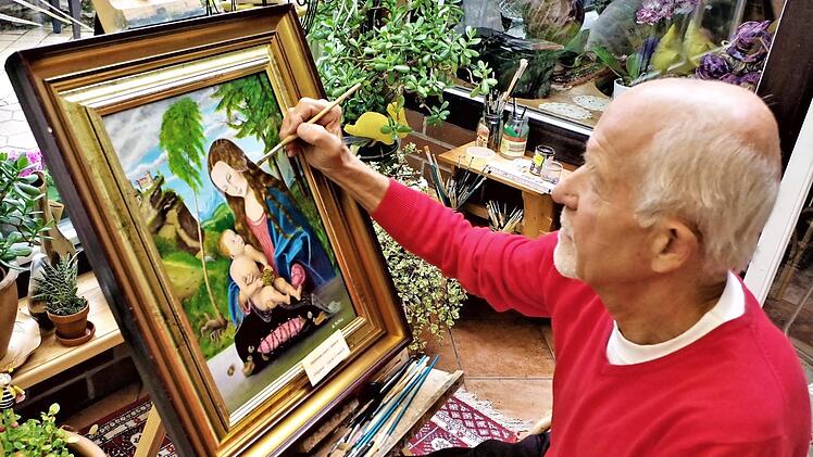 Der Stockheimer Harald Popig bei der Arbeit an Lucas Cranachs "Madonna unter Tannen" Foto: Gerd Fleischmann