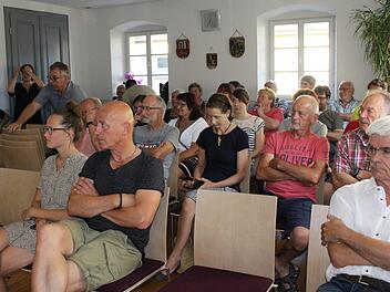 Weitere Stühle mussten in den Sitzungssaal geholt werden, damit alle Zuhörer Platz fanden. In der vorderen Reihe verfolgte Bäckermeister Robert Burkard (Zweiter von links) die Diskussion. Foto: Evi Seeger