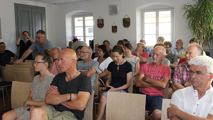 Weitere Stühle mussten in den Sitzungssaal geholt werden, damit alle Zuhörer Platz fanden. In der vorderen Reihe verfolgte Bäckermeister Robert Burkard (Zweiter von links) die Diskussion. Foto: Evi Seeger