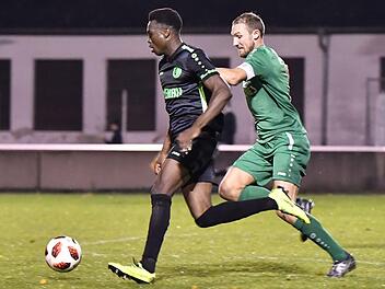 Der Sander Kapitän André Karmann versucht, den schnellen Eltersdorfer Dickson Abiama nicht enteilen zu lassen. Foto: Sportfoto Zink