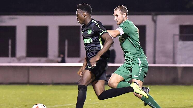 Der Sander Kapitän André Karmann versucht, den schnellen Eltersdorfer Dickson Abiama nicht enteilen zu lassen. Foto: Sportfoto Zink