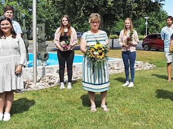 In Mitwitz gab es eine Verabschiedung und einen Willkommensgruß für die Bufdis. Von links: Hans Neuberg, Laura Lieb, Marius Mühlherr, Hanna Ponsel, Petra Thiele, Lea Eber, Philipp Montag, Evelyn Kohl-Dümlein und Oliver Plewa. Foto: Maria Löffler