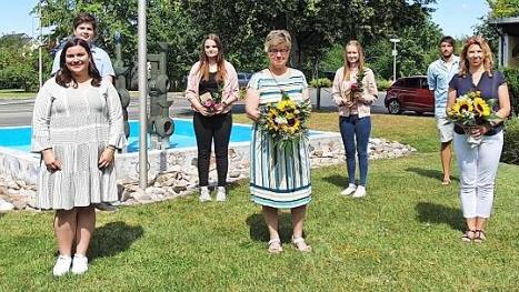 In Mitwitz gab es eine Verabschiedung und einen Willkommensgruß für die Bufdis. Von links: Hans Neuberg, Laura Lieb, Marius Mühlherr, Hanna Ponsel, Petra Thiele, Lea Eber, Philipp Montag, Evelyn Kohl-Dümlein und Oliver Plewa. Foto: Maria Löffler