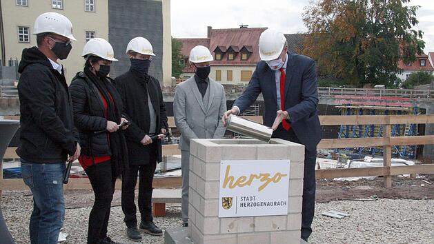B&uuml;rgermeister German Hacker, hier mit Bauleiter Gerd Schuster, Christoph Schmidt, Silke Stadter und Friedrich B&auml;r, setzt die Zeitkapsel ein.Fotos: Richard S&auml;nger