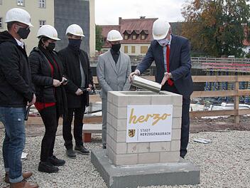 Bürgermeister German Hacker, hier mit Bauleiter Gerd Schuster, Christoph Schmidt, Silke Stadter und Friedrich Bär, setzt die Zeitkapsel ein.Fotos: Richard Sänger
