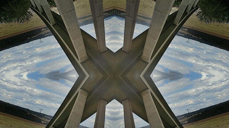 Zum futuristischen Architekturobjekt wird per Kaleidoskop-Software die  Autobahnbrücke. Foto: Dieter Britz