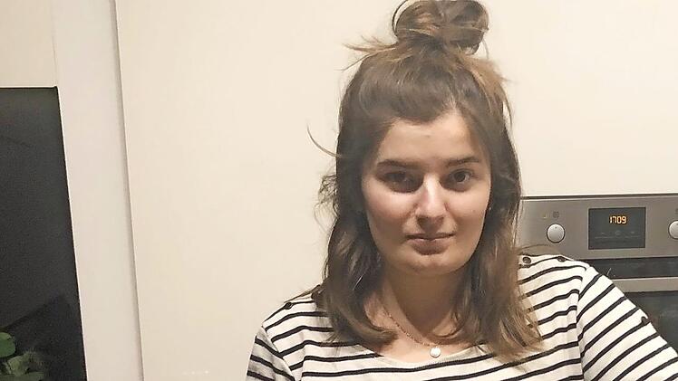 Die Fremdsprachenassistentin Iris Cellerier leitete die Sieger und den Schulleiter per Videochat an.