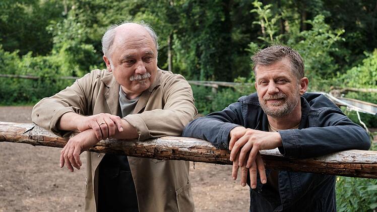 Der Fiaker-Unternehmer Alois Maxeiner (Karl Fischer, links) vertraut auf das Talent von Hallers Freund und Mitarbeiter Niko (Andreas Guenther) als Kutscher.