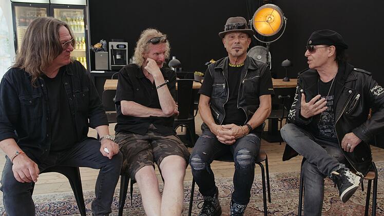 Wacken ist das Festival f&uuml;r die ganze Bandbreite des Metal. Aber Superstars waren &uuml;ber all die Jahre auch immer mit dabei. In "Wacken - Hearts Full Of Metal" treffen Klaus Meine (rechts) und Rudolf Schenker von den Scorpions auf Thomas Jensen (links) und Holger H&uuml;bner.