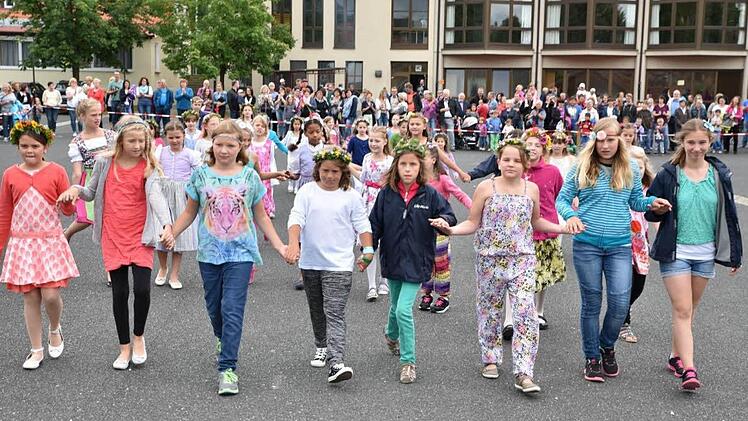 Die Vorführungen werden seit vielen Jahren mit einer Polonaise eröffnet