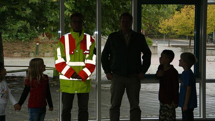 Welchen Unterschied die richtige Kleidung bei Dunkelheit macht, konnten die Haßfurter Grundschüler gestern sehr deutlich erkennen, als sich PHK Stefan Scherrer in seiner Sicherheits-Jacke neben seinen Kollegen Dominique Heim in normaler Uniform stellte.  Foto: Sabine Weinbeer