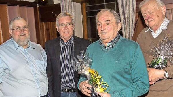 Eine besondere Ehrung wurde (von rechts) Waldemar Backert als Gr&uuml;ndungsmitglied und Karl-Heinz Held f&uuml;r seine herausragende Sammlert&auml;tigkeit zuteil. Es gratulierten der Ehrenvorsitzende Klaus Steiner und der jetzige Vorsitzende Herbert Geier.  Fotos: Klaus Gagel