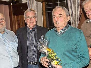 Eine besondere Ehrung wurde (von rechts) Waldemar Backert als Gründungsmitglied und Karl-Heinz Held für seine herausragende Sammlertätigkeit zuteil. Es gratulierten der Ehrenvorsitzende Klaus Steiner und der jetzige Vorsitzende Herbert Geier.  Fotos: Klaus Gagel