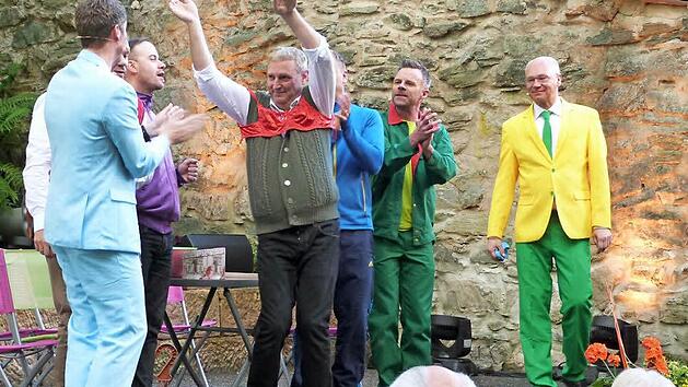 Drunter und dr&uuml;ber ging es auf der B&uuml;hne w&auml;hrend des Bratwurstwalzers. Fotos: Werner Rei&szlig;aus