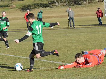 Rhöner Frust: Riedenbergs Keeper Florian Dorn kann den Oberschwarzacher Führungstreffer nicht verhindern. Foto: ssp