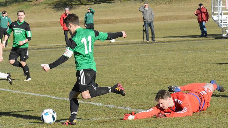 Rhöner Frust: Riedenbergs Keeper Florian Dorn kann den Oberschwarzacher Führungstreffer nicht verhindern. Foto: ssp