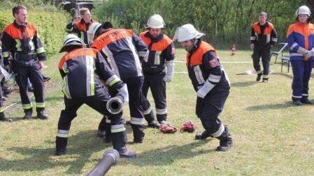 Bei dieser Übung, bei der Schläuche gekoppelt werden musste, waren alle feuerwehr-Olympioniken in ihrem Element.