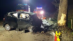 19-Jähriger aus dem Landkreis Fürth prallt mit Auto gegen Baum und stirbt