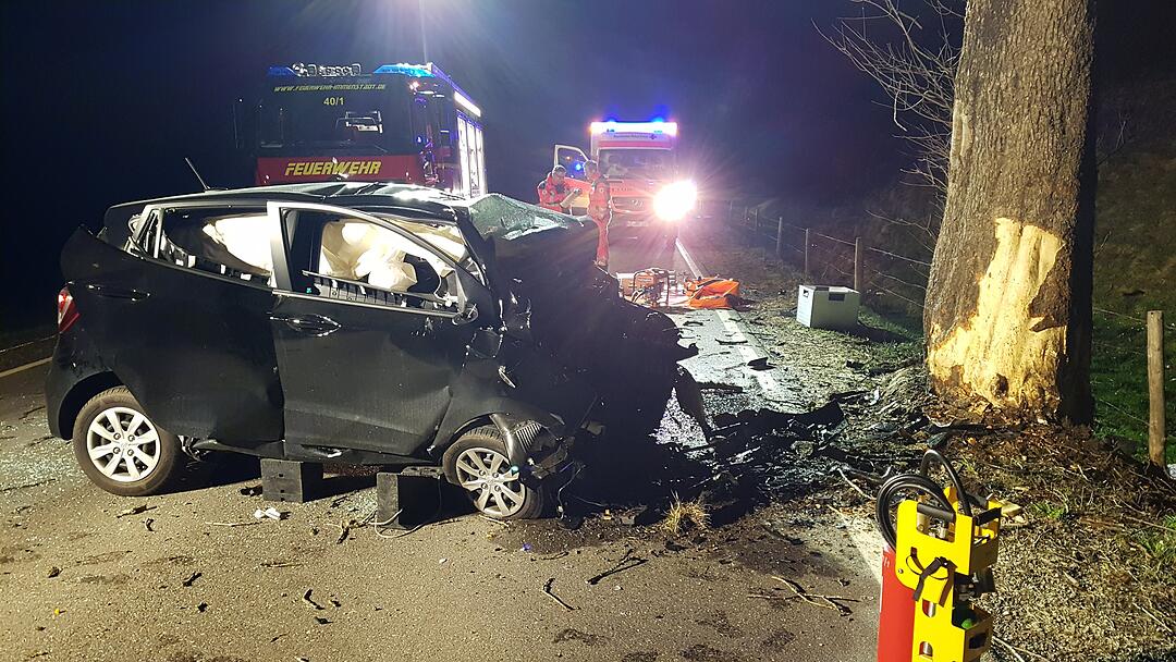 19-Jähriger aus dem Landkreis Fürth prallt mit Auto gegen Baum und stirbt