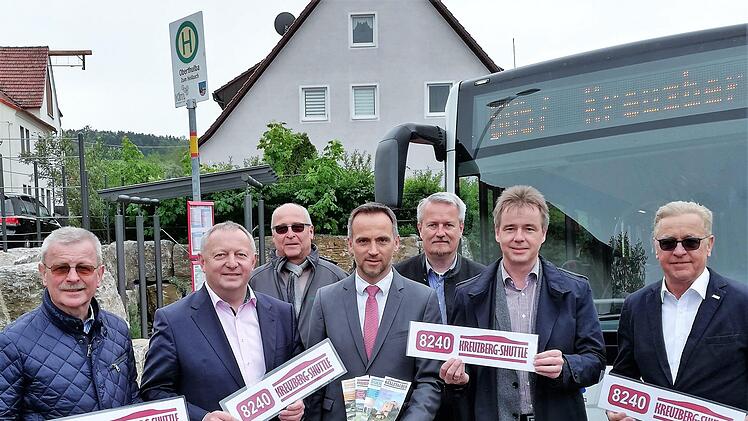 Oberthulbas Bürgermeister Gotthard Schlereth (von links) eröffnete mit Landrat Thomas Bold, Landkreis-Wirtschaftsförderer Jürgen Metz, Bad Bocklets Kurdirektor Thomas Beck und KOB-Geschäftsführer Claus Schubert sowie weiteren Beteiligten den Kreuzberg-Shuttle als neue Freizeitbuslinie.Sigismund von Dobschütz