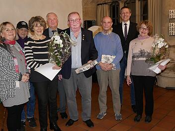 Ehrungen beim Gesangverein Mönchröden (von links): Christine Wiegand, Zweite Vorsitzende der Sängergruppe Mupperg, Manfred Lorentz, Barbara Belgart, Zweiter Vorsitzender Kaspar Schwarzenberger, Gernot Hirsch, Rolf-Dieter Christ, Bürgermeister Marco Steiner, Sigried Kiesewetter  Foto: Manja von Nida