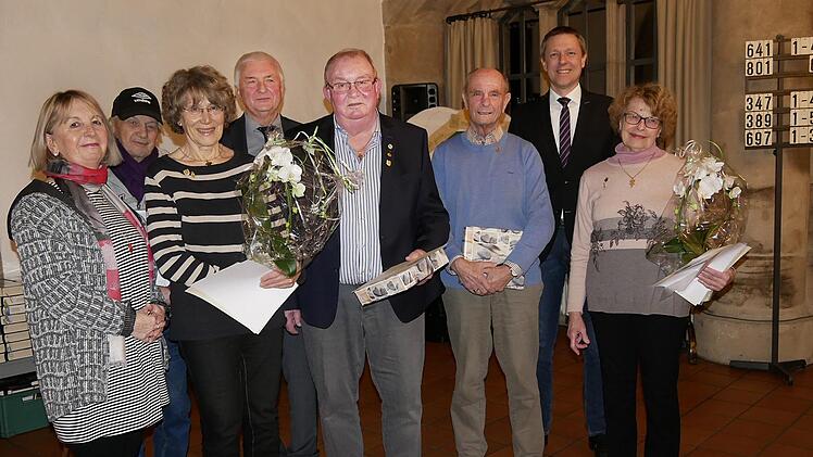 Ehrungen beim Gesangverein Mönchröden (von links): Christine Wiegand, Zweite Vorsitzende der Sängergruppe Mupperg, Manfred Lorentz, Barbara Belgart, Zweiter Vorsitzender Kaspar Schwarzenberger, Gernot Hirsch, Rolf-Dieter Christ, Bürgermeister Marco Steiner, Sigried Kiesewetter  Foto: Manja von Nida