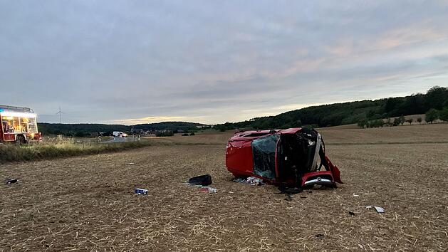 Opel kommt von Fahrbahn ab und &uuml;berschl&auml;gt sich