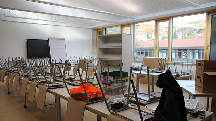 Blick ins Lehrerzimmer: Hier finden alle 32 Kollegen Platz. Der Raum ist auch für Schulungen geeignet. Foto: Ulrike Müller