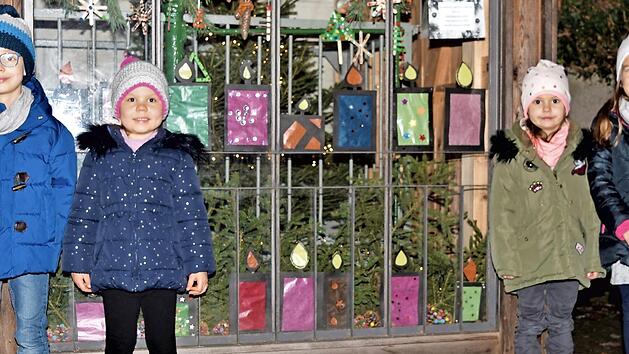 Liebevoll mit den eigenen Werken geschm&uuml;ckt haben die kleinen "Schlosskobolde" die Viehwaage von Str&ouml;ssendorf. Foto: Dieter Radziej