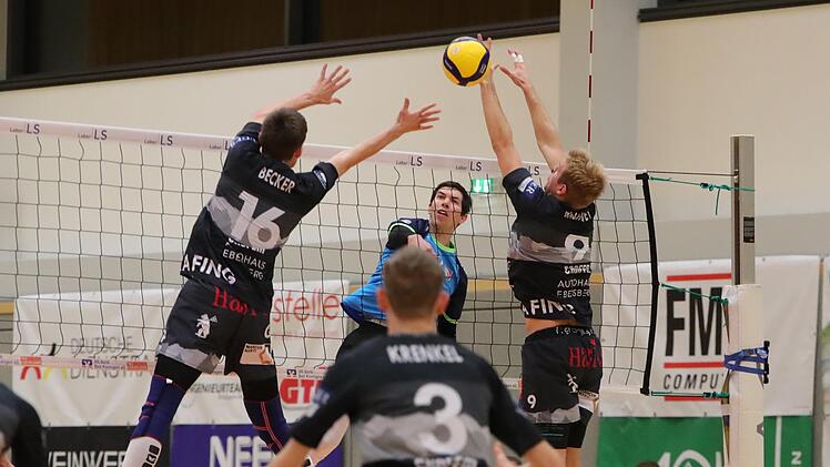 Dominanz am Netz will Moritz Zeitler (hinten) mit seinen Hammelburg Volleys ausstrahlen. Im Hinspiel gegen Grafing (unser Bild) hatte das vorz&uuml;glich geklappt beim 3:0-Erfolg f&uuml;r die Saalest&auml;dter. Foto: Jens Feistel
