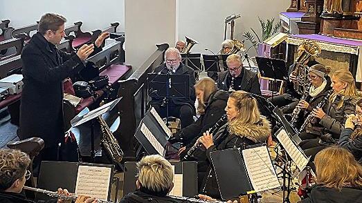 Die Stadtkapelle Höchstadt gab ein Adventskonzert und spielte auch auf dem Weihnachtsmarkt. An Heiligeband gestaltet sie die Christmette in St. Georg mit.