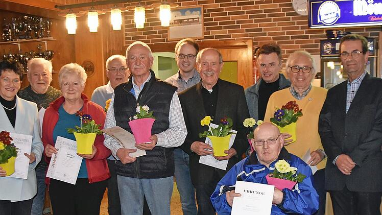 Strahlende Gesichter bei der Ehrung der langjährigen Mitglieder des Gartenbauvereins Melkendorf: Stephan Schmidt, Anna Lena Ostermeier, Inge Aures, Dieter Bayerköhler, Ingrid Kruse, Karl Stübinger, Werner Limmer, Torsten Grampp, Helmut Breitenfeld...