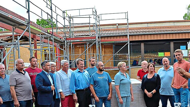 m Innenhof der Grundschule wird noch gebaut. Der Zwischentrakt ist abgerissen worden. Gabi Bertram