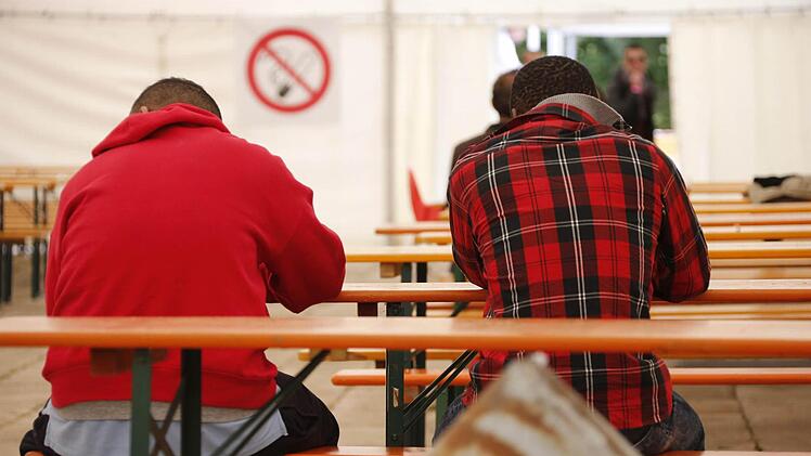 Asyl: Im Erlanger Freibad West wurde ein provisorisches Flüchtlingslager errichtet.