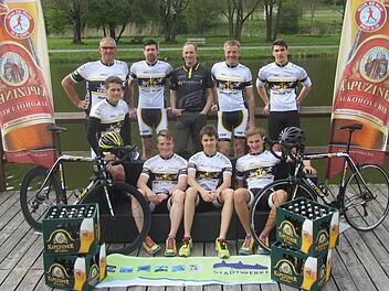 Das Triathlon-Team des ASV Kulmbach. Hinten, von links: Alexander Kubalek, Marc Heller, Radtrainer und Sponsor Jürgen Schulz, Roland Meile und Daniel Zapf. Vorne, von links: Abteilungsleiter Klaus Eber, Patrick Pirhala, Carsten Friedmann und Philipp Neumeister. Es fehlt Simon Moritz. Foto: privat