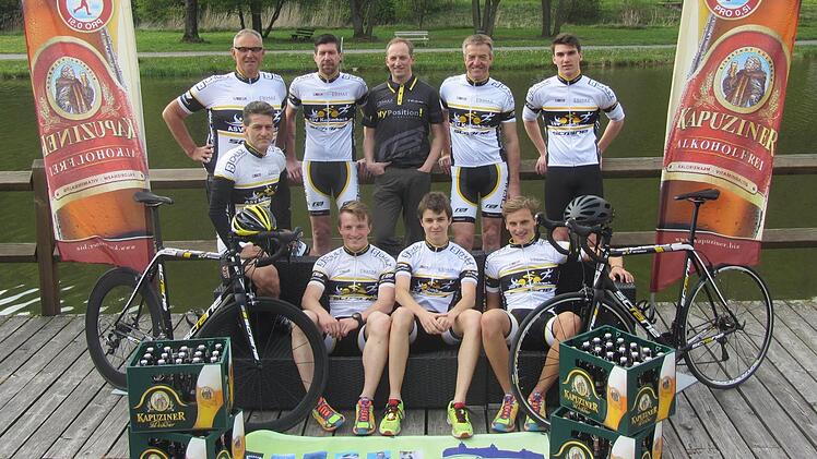 Das Triathlon-Team des ASV Kulmbach. Hinten, von links: Alexander Kubalek, Marc Heller, Radtrainer und Sponsor Jürgen Schulz, Roland Meile und Daniel Zapf. Vorne, von links: Abteilungsleiter Klaus Eber, Patrick Pirhala, Carsten Friedmann und Philipp Neumeister. Es fehlt Simon Moritz. Foto: privat
