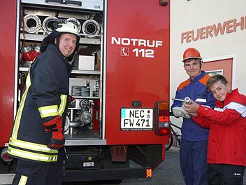 Endlich ran an die Ausrüstung: Erst als Mitglieder der Jugendfeuerwehr dürfen Jungs wie Jan Pertsch (rechts) und Felix Dötschel (Mitte) die ersten Übungen mit wertvoller Ausrüstung machen. Jugendleiter Christian Korn passt dennoch auf, dass nix passiert. Foto: Berthold Köhler