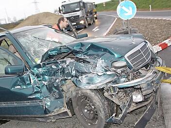 Der Mercedes des 87-jährigen Unfallverursachers wurde mit Totalschaden abgeschleppt. Foto: Matthias Einwag