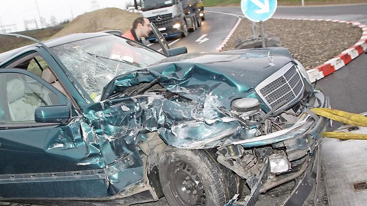 Der Mercedes des 87-jährigen Unfallverursachers wurde mit Totalschaden abgeschleppt. Foto: Matthias Einwag