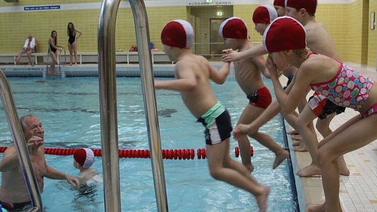 Nase zuhalten und auf drei geht es los: Die Schüler von Norbert Klodwig springen ins Becken.  Foto: Benedikt Borst