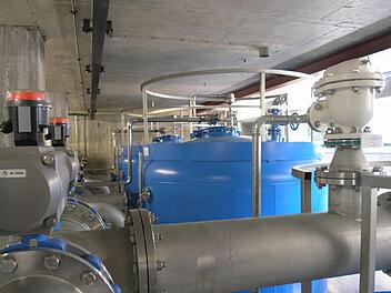 Das ist das Herzstück des Wasserzweckverbands: die Aufbereitungsanlage in Ebelsbach. Sie ist mit Millionenaufwand saniert und technisch optimiert worden. Und die Technik soll weiter verbessert werden, versicherte der Zweckverband. Foto: Klaus Schmitt/Archiv