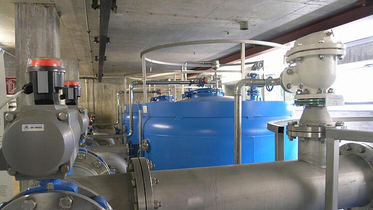 Das ist das Herzstück des Wasserzweckverbands: die Aufbereitungsanlage in Ebelsbach. Sie ist mit Millionenaufwand saniert und technisch optimiert worden. Und die Technik soll weiter verbessert werden, versicherte der Zweckverband. Foto: Klaus Schmitt/Archiv